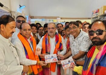 उत्तर प्रदेश के अध्यक्ष भूपेंद्र सिंह चौधरी ने ग्रेटर नौएडा की मार्केट में दुकानदारों से जी० एस० टी० रिफॉर्म के सम्बन्ध में सीधा संवाद किया