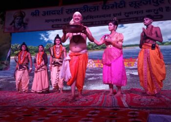 श्री आदर्श रामलीला सूरजपुर के छठवें दिन राम–केवट संवाद और दशरथ मरण के दृश्य ने बांधा समां