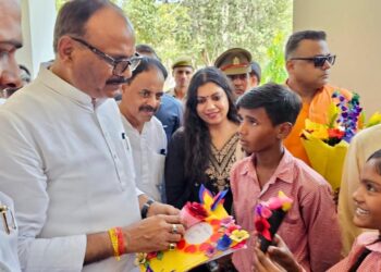 उत्तर प्रदेश के उपमुख्यमंत्री ब्रजेश पाठक एवं ज़िलाधिकारी मेधा रूपम ने किया विद्यालय का औचक निरीक्षण
