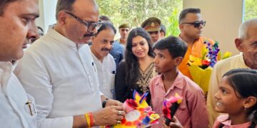 उत्तर प्रदेश के उपमुख्यमंत्री ब्रजेश पाठक एवं ज़िलाधिकारी मेधा रूपम ने किया विद्यालय का औचक निरीक्षण