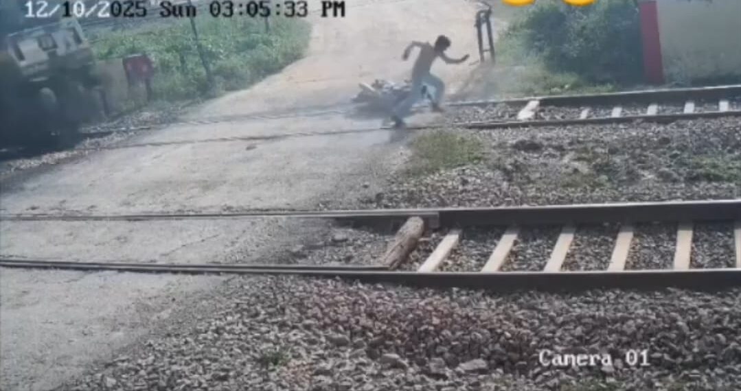 ग्रेटर नोएडा में चलती ट्रेन के सामने फिसली बाइक, जान बचाने की कोशिश में भी नहीं बचा युवक; दर्दनाक हादसे का CCTV वायरल