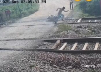 ग्रेटर नोएडा में चलती ट्रेन के सामने फिसली बाइक, जान बचाने की कोशिश में भी नहीं बचा युवक; दर्दनाक हादसे का CCTV वायरल