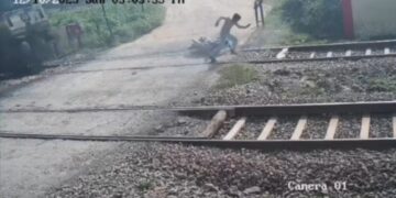 ग्रेटर नोएडा में चलती ट्रेन के सामने फिसली बाइक, जान बचाने की कोशिश में भी नहीं बचा युवक; दर्दनाक हादसे का CCTV वायरल