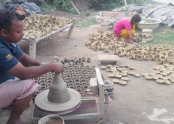 दीपोत्सव से रोशन हुए कुम्हारों के घर, अयोध्या में युवाओं को मिल रहा रोजगार