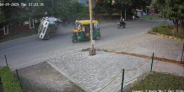 ग्रेटर नोएडा में स्टंटबाजो का आतंक, स्टंट के दौरान तेज रफ्तार कार पलटी
