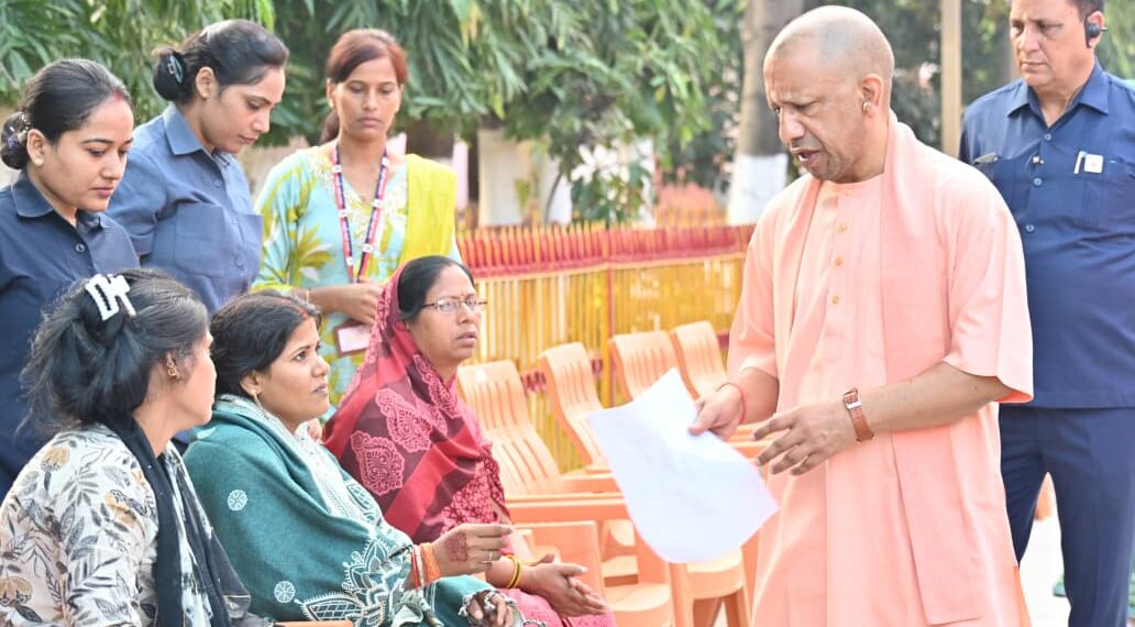 जनता दर्शन में 300 लोगों की समस्याएं सुनीं सीएम योगी आदित्यनाथ ने