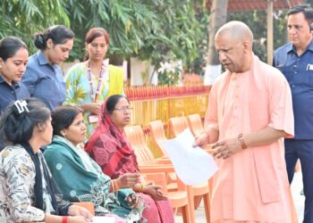 जनता दर्शन में 300 लोगों की समस्याएं सुनीं सीएम योगी आदित्यनाथ ने
