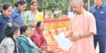 जनता दर्शन में 300 लोगों की समस्याएं सुनीं सीएम योगी आदित्यनाथ ने