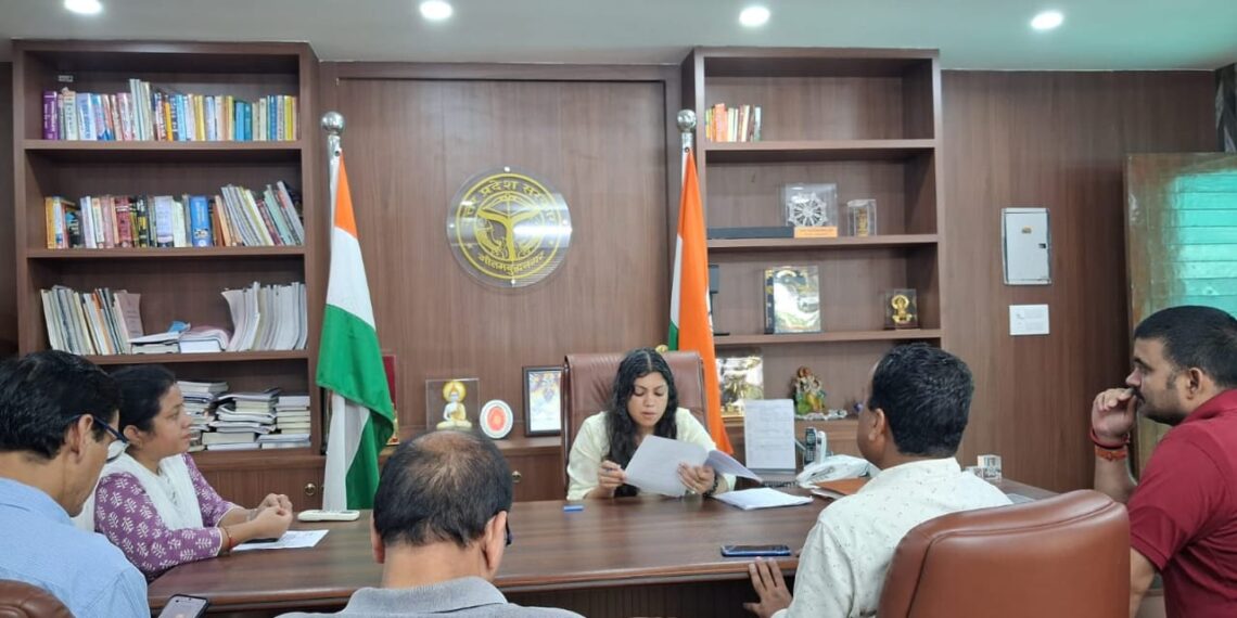 जिलाधिकारी मेधा रूपम ने कैंप कार्यालय नोएडा में जनसुनवाई कर सुनी जनता की समस्याएं