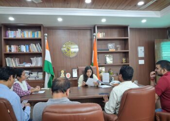 जिलाधिकारी मेधा रूपम ने कैंप कार्यालय नोएडा में जनसुनवाई कर सुनी जनता की समस्याएं