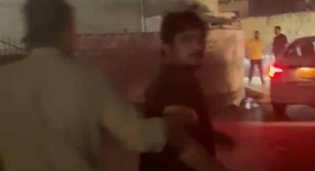ग्रेटर नोएडा में भाजपा नेता ने झुंड के साथ मिलकर घर मे घुसकर की मारपीट, कई लोग घायल