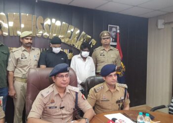 नोएडा में मंदिर चोरी का खुलासा: 3.5 किलो चांदी की सिल्लियों के साथ 2 चोर गिरफ्तार