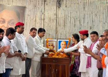 सपा नोएडा महानगर ने सरदार पटेल व आचार्य नरेंद्र देव की मनाई जयंती