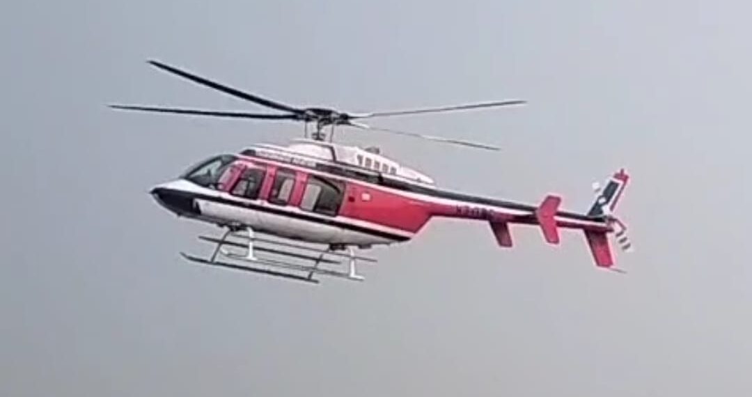 उड़न खटोले में हुई किसान की बेटी की विदाई, ग्रेटर नोएडा के रामपुर गांव में उमड़ी भीड़