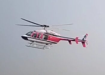 उड़न खटोले में हुई किसान की बेटी की विदाई, ग्रेटर नोएडा के रामपुर गांव में उमड़ी भीड़