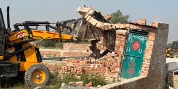 ग्रेटर नोएडा के तुगलपुर के डूब क्षेत्र में चला ग्रेनो प्राधिकरण का बुल्डोजर