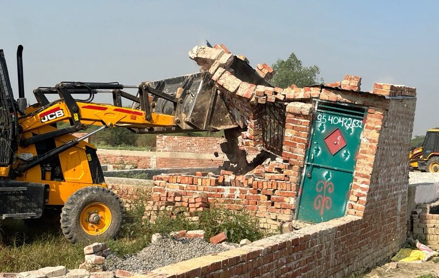 ग्रेटर नोएडा के तुगलपुर के डूब क्षेत्र में चला ग्रेनो प्राधिकरण का बुल्डोजर