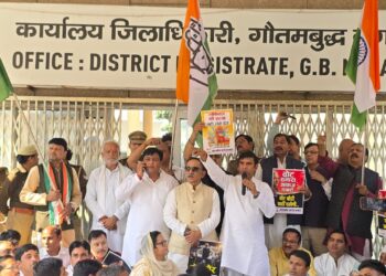जिला गौतमबुद्धनगर कांग्रेस का वोट चोरी के खिलाफ आक्रोशपूर्ण प्रदर्शन, जमकर की नारेबाजी,  ज्ञापन भी सौंपा
