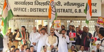 जिला गौतमबुद्धनगर कांग्रेस का वोट चोरी के खिलाफ आक्रोशपूर्ण प्रदर्शन, जमकर की नारेबाजी,  ज्ञापन भी सौंपा