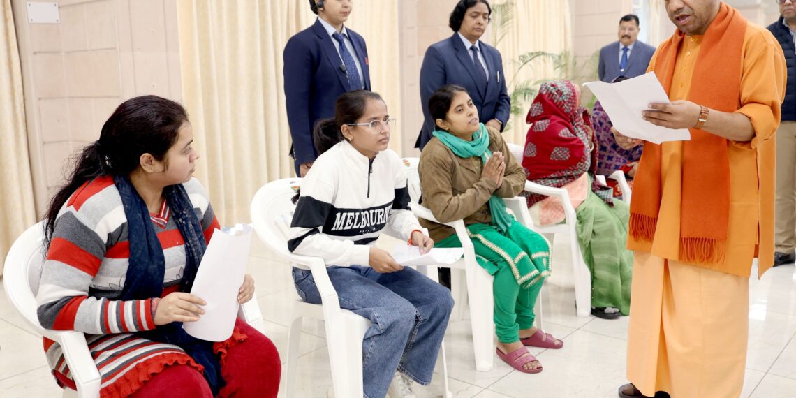 मां ने लगाई मासूम के जीवन की गुहार, सीएम योगी ने तत्काल करवाई इलाज की व्यवस्था