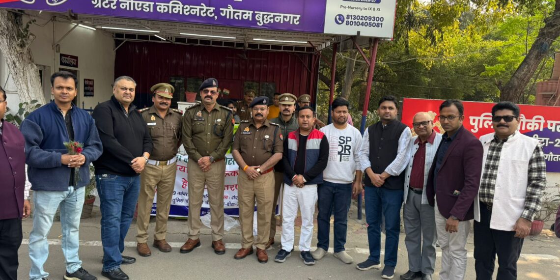 रोटरी क्लब ग्रेनो ने बाटे निशुल्क हेलमेट, नोएडा पुलिस ने भी वाहन चालकों को किया जागरूक