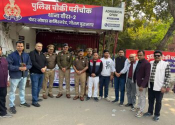 रोटरी क्लब ग्रेनो ने बाटे निशुल्क हेलमेट, नोएडा पुलिस ने भी वाहन चालकों को किया जागरूक