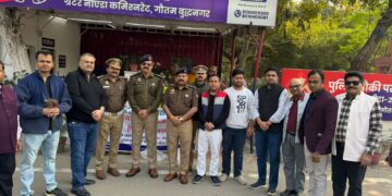रोटरी क्लब ग्रेनो ने बाटे निशुल्क हेलमेट, नोएडा पुलिस ने भी वाहन चालकों को किया जागरूक