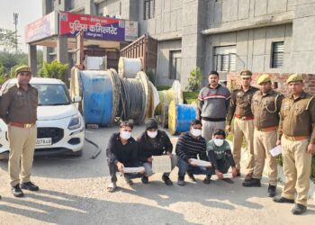 जेवर एयरपोर्ट से ₹15 लाख के केबल चोरी करने वाला गिरोह दबोचा, टाटा कंपनी का इंजीनियर भी गिरफ्तार
