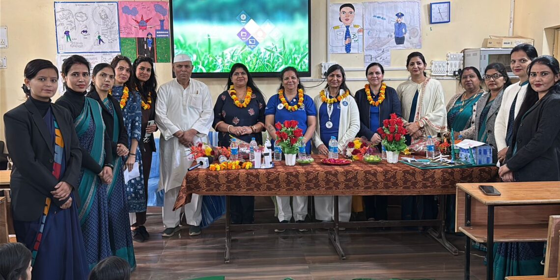 ग्रेटर नोएडा के तिलपता स्थित वैदिक कन्या इंटर कॉलेज में छात्राओं को उड्डयन क्षेत्र में करियर बनाने के लिए प्रेरित किया गया