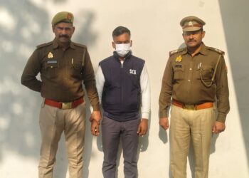 दो बच्चों को नाले में फेंकने के आरोप में उनका सौतेला पिता गिरफ्तार