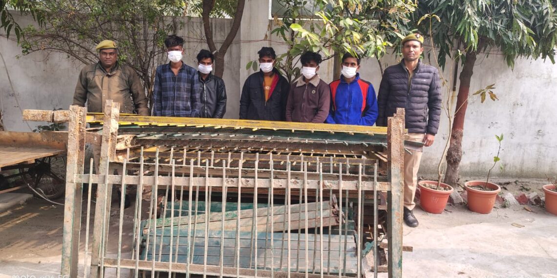 नोएडा पुलिस ने गैस कटर से ग्रिल काटने वाले चोर गिरोह का पर्दाफाश, कबाड़ी सहित 5 गिरफ्तार