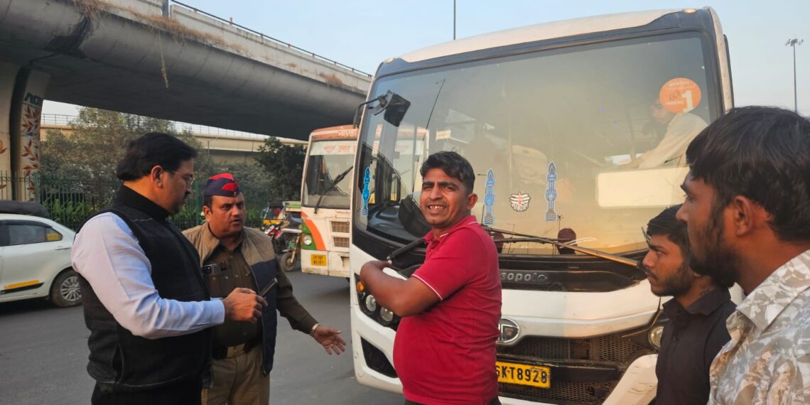 गौतमबुद्धनगर में अवैध रूप से चल रही बसों पर परिवहन विभाग की कार्यवाही जारी