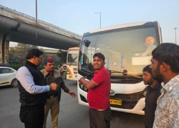 गौतमबुद्धनगर में अवैध रूप से चल रही बसों पर परिवहन विभाग की कार्यवाही जारी