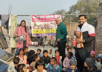 ग्रेटर नोएडा वेस्ट: ‘साथी हाथ बढ़ाना’ ग्रुप ने जरूरतमंद बच्चों को बांटे कंबल, सर्दी से बचाव का दिया संदेश