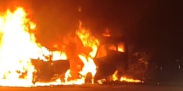 यमुना एक्सप्रेसवे पर भीषण हादसा: आपस में टकराईं तीन गाड़ियाँ, दो कारें जलकर राख, बाल-बाल बचीं कई जानें