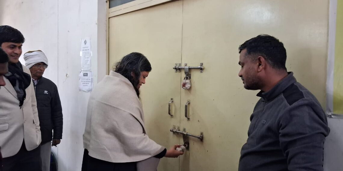 जिलाधिकारी मेधा रूपम ने ईवीएम वेयरहाउस का निरीक्षण कर व्यवस्थाओं का लिया जायजा