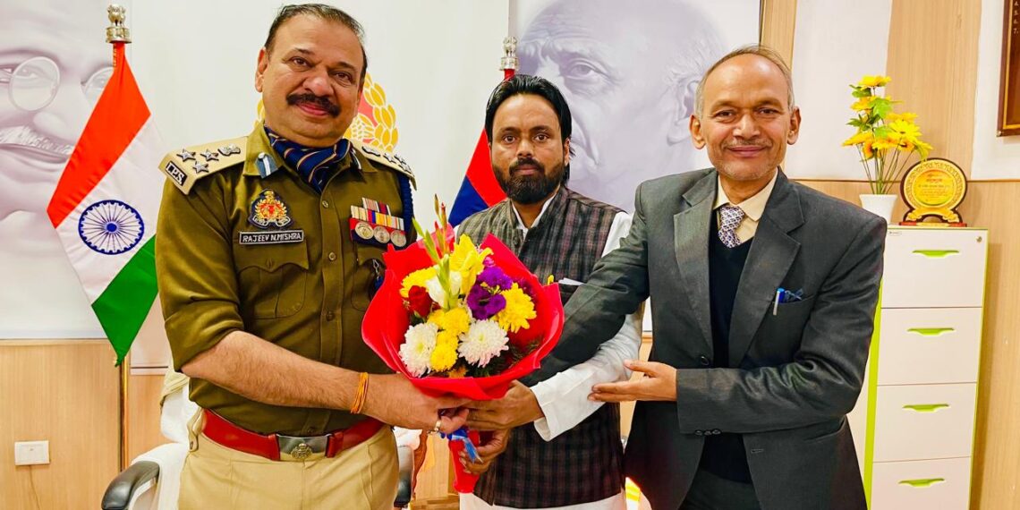 भाजपा ग्रेटर नोएडा मण्डल ने नववर्ष पर किया कर्तव्यपरायण अधिकारी का सम्मान