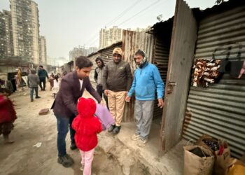 ईएमसीटी (एथोमार्ट चैरिटेबल ट्रस्ट) द्वारा कंबल वितरण अभियान, देर रात तक चला सेवा कार्य, 4 वर्ष की नन्ही स्वयंसेवक बनी प्रेरणा
