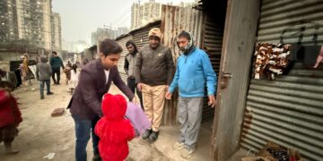ईएमसीटी (एथोमार्ट चैरिटेबल ट्रस्ट) द्वारा कंबल वितरण अभियान, देर रात तक चला सेवा कार्य, 4 वर्ष की नन्ही स्वयंसेवक बनी प्रेरणा