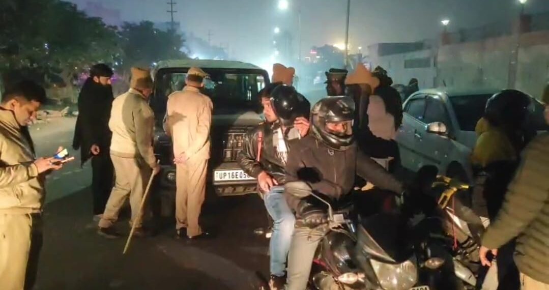 हुड़दंगबाजों पर ग्रेटर नोएडा पुलिस का कड़ा प्रहार, गर्ल्स हॉस्टल के बाहर मनचलों की लगी क्लास