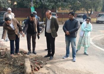 ग्रेटर नोएडा के डेल्टा वन सेक्टर में दूषित जलापूर्ति की शिकायत पर एसीइओ ने लिया जायजा