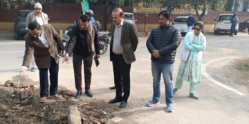 ग्रेटर नोएडा के डेल्टा वन सेक्टर में दूषित जलापूर्ति की शिकायत पर एसीइओ ने लिया जायजा