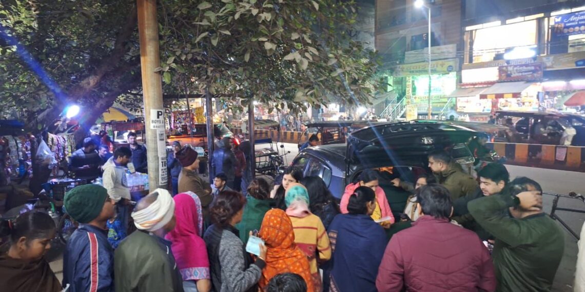 ईएमसीटी की ओर से ईएसआई अस्पताल में जरुरतमंद एडमिट मरीजों को कम्बलों का वितरण