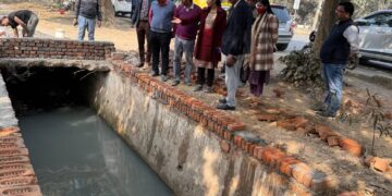 प्राधिकरण के वरिष्ठ अफसरों ने शहर में नालों पर बने पुलों का किया निरीक्षण, सुरक्षा बढ़ाने के निर्देश