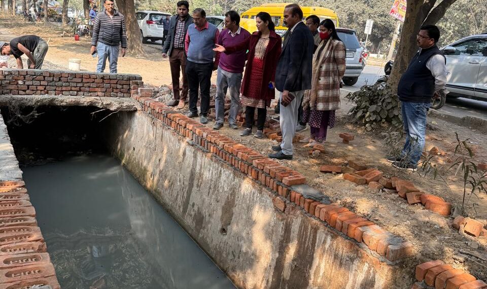 प्राधिकरण के वरिष्ठ अफसरों ने शहर में नालों पर बने पुलों का किया निरीक्षण, सुरक्षा बढ़ाने के निर्देश