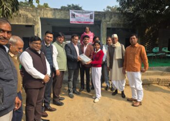 रोटरी क्लब ग्रीन ग्रेटर नोएडा ने स्कूल में किया ट्रैक सूट का वितरण