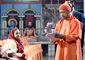 कब्जामुक्त कराएं जमीन, बख्शे न जाएं भू माफिया: मुख्यमंत्री