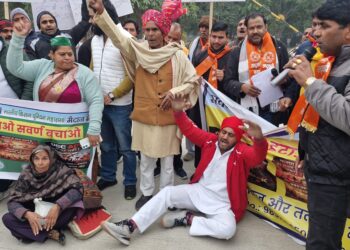 यूजीसी के नए नियमों के विरोध में राष्ट्रवादी करणी सेना ने किया जोरदार प्रदर्शन