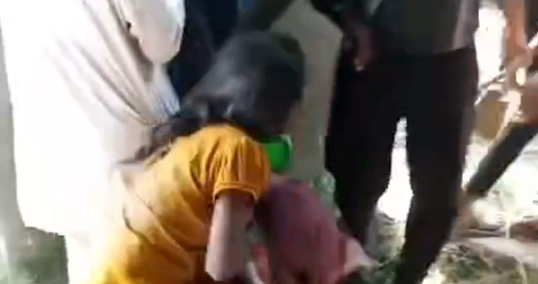 जेवर में इंसानियत शर्मसार, मानसिक रूप से बीमार महिला को बच्चा चोर समझकर पीटा, दो गिरफ्तार