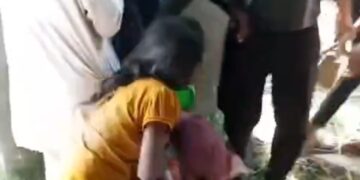 जेवर में इंसानियत शर्मसार, मानसिक रूप से बीमार महिला को बच्चा चोर समझकर पीटा, दो गिरफ्तार